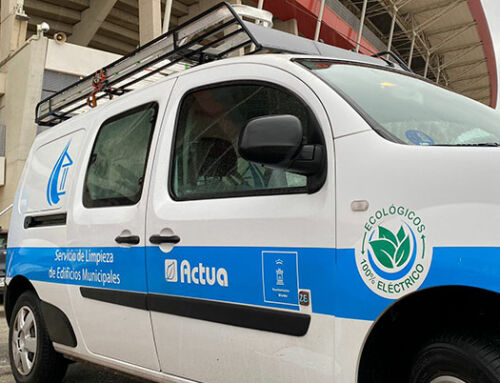 Más de una decena de empleados del servicio de limpieza de Murcia trabajan en el estadio Nueva Condomina para las vacunaciones masivas