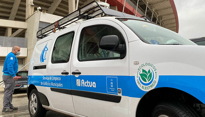 Más de una decena de empleados del servicio de limpieza de Murcia trabajan en el estadio Nueva Condomina para las vacunaciones masivas