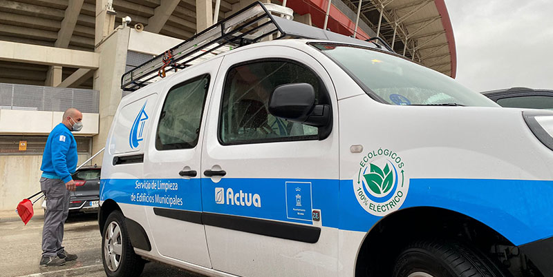 Más de una decena de empleados del servicio de limpieza de Murcia trabajan en el estadio Nueva Condomina para las vacunaciones masivas